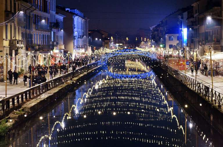 Photo of Milano, le luci di Natale accendono la città