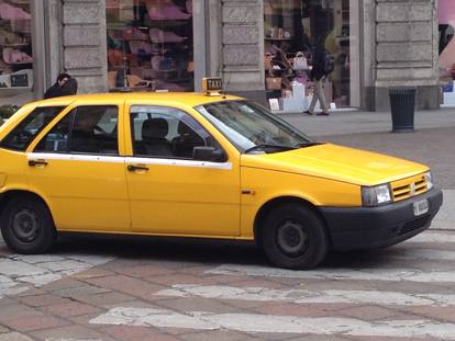 Ultimi taxi gialli di Milano in vendita e non solo.. altri tempi? [fonte immagine http://milano.corriere.it]