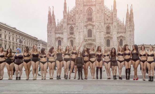 Photo of Flash Mob Curvy a Milano: in Piazza Duomo le curvy sfidano la Fashion Week