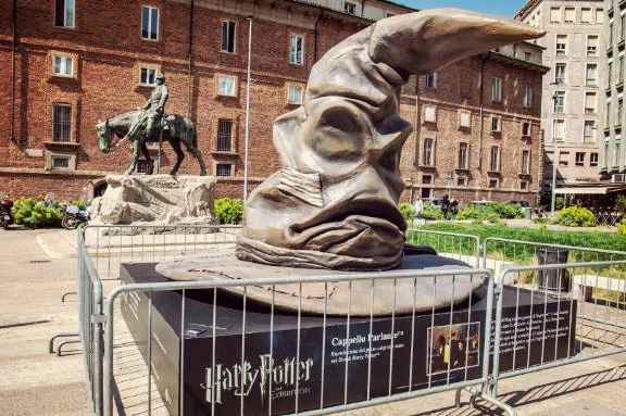 Photo of Statue di Harry Potter a Milano: la città si prepara ad accogliere il maghetto