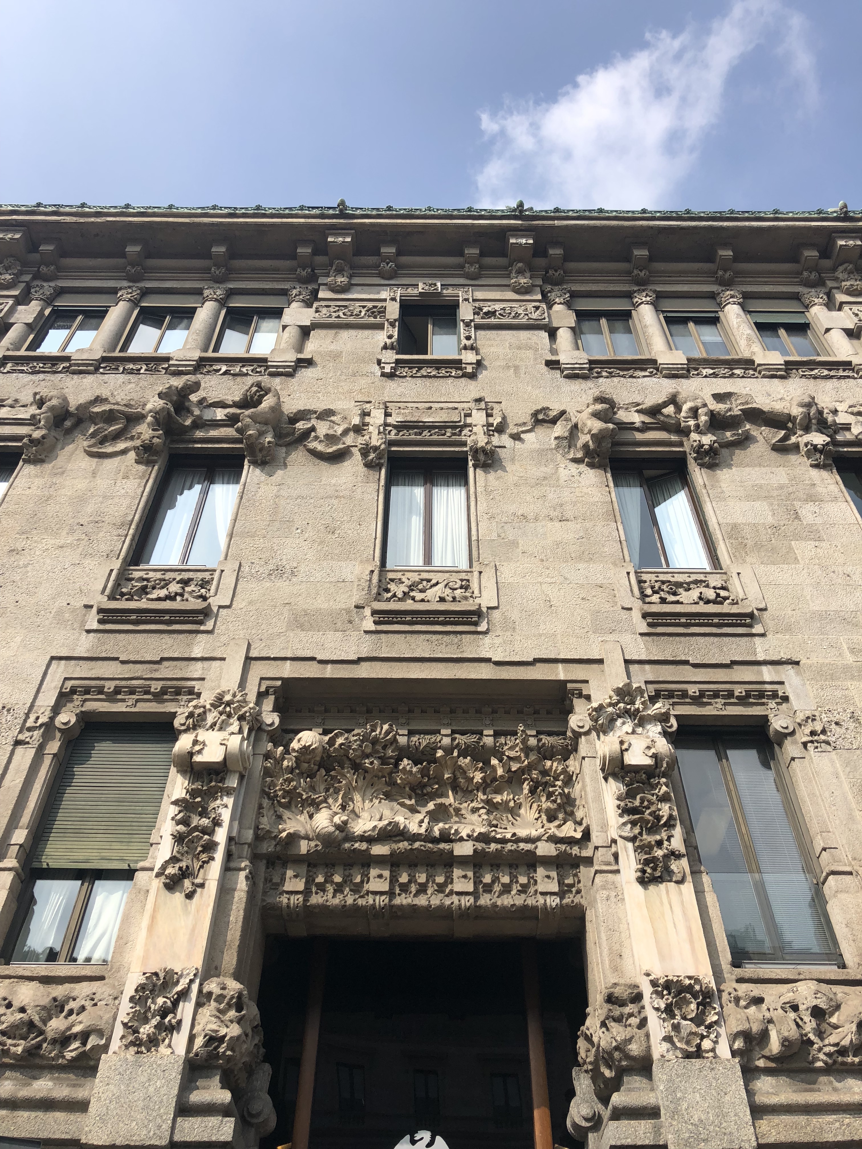 Photo of La ca’ di ciapp: Palazzo Castiglioni e le due statue sfrontate, meraviglie della città di cui ci parla la nostra House Hunter Laura Polesinanti