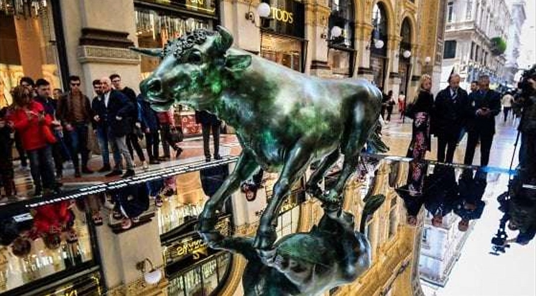 Photo of È arrivato un toro in Galleria Vittorio Emanuele a Milano: celebra la città come capitale della finanza