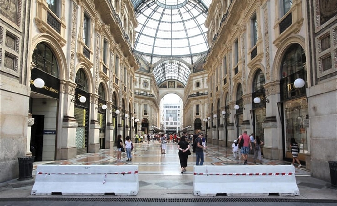 Photo of Milano, le barriere antiterrorismo si trasformano in panchine: nuovo uso per i jersey milanesi