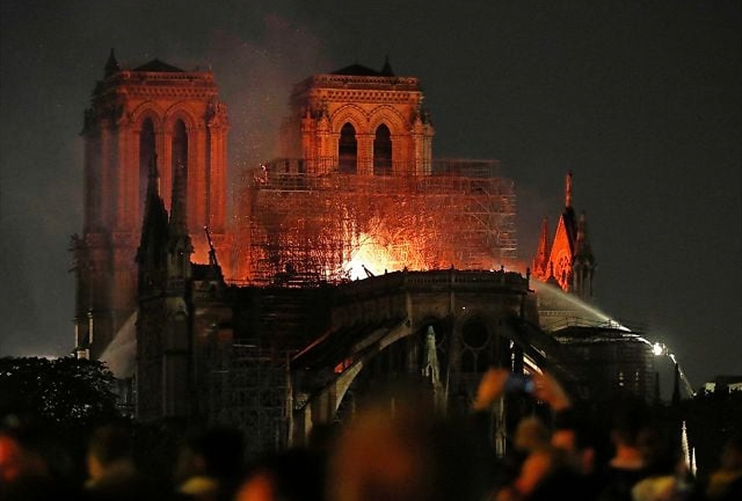 Photo of Incendio di Notre-Dame, Milano si stringe intorno alla Francia