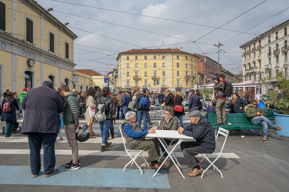 Photo of Inaugurata la nuova piazza di Porta Genova a Milano: via le auto, più tavolini e panchine