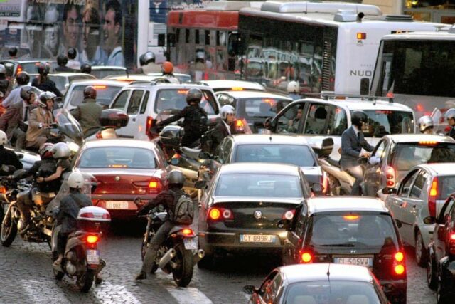 Photo of Milano, ladro ruba un’auto ma rimane bloccato nel traffico